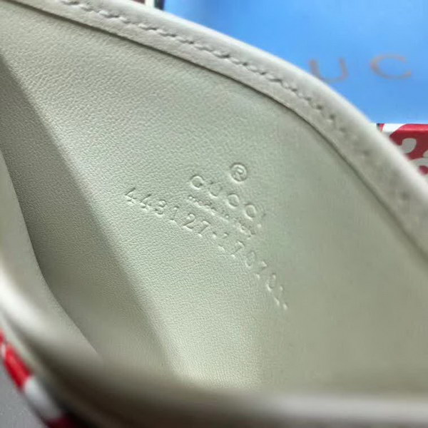 【原版皮】古驰/Gucci 情人节推出的特别系列单品，俏皮的卡通风格苹果图案映衬在白色绗缝皮革材质上，银色双G造型配件让这款纤巧卡片夹更具设计感，款号：443127