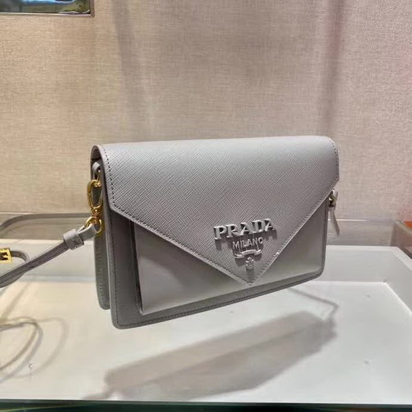 【原版皮】普拉达/Prada 肩背包,诠释精致的极简主义设计格调,一枚金属徽标点缀其上,昭示品牌身份,可拆卸可调式皮革肩带,又可当手包,内配可拆卸镜子,款号: 1BP020