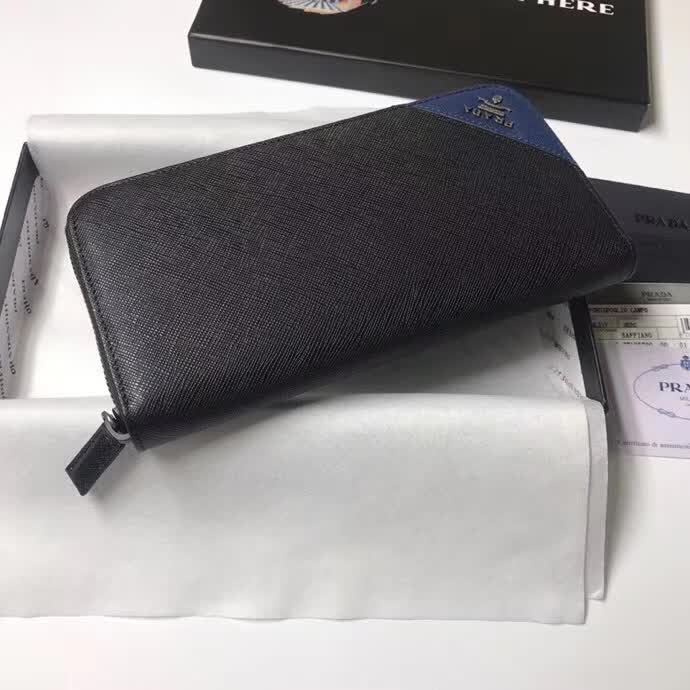 【原版皮】普拉达/Prada 拉链钱夹,选用十字纹小牛皮裁制而成,边角点缀三角散字徽标,经典之作,简单时尚,款号:2ML317
