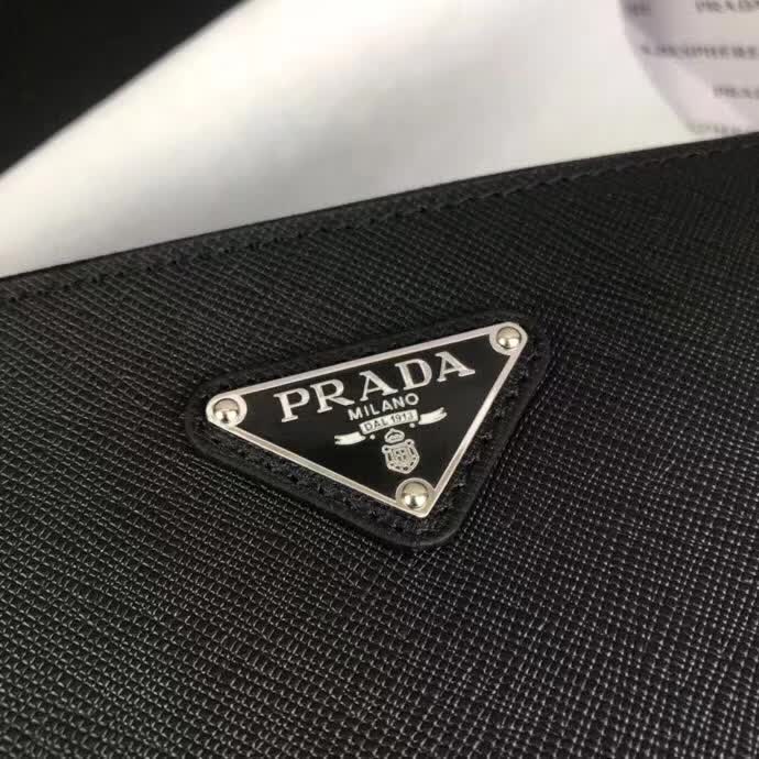 【原版皮】普拉达/Prada 男士手包,选用十字纹小牛皮裁制而成,正面点缀品牌三角徽标,款号:2NG005