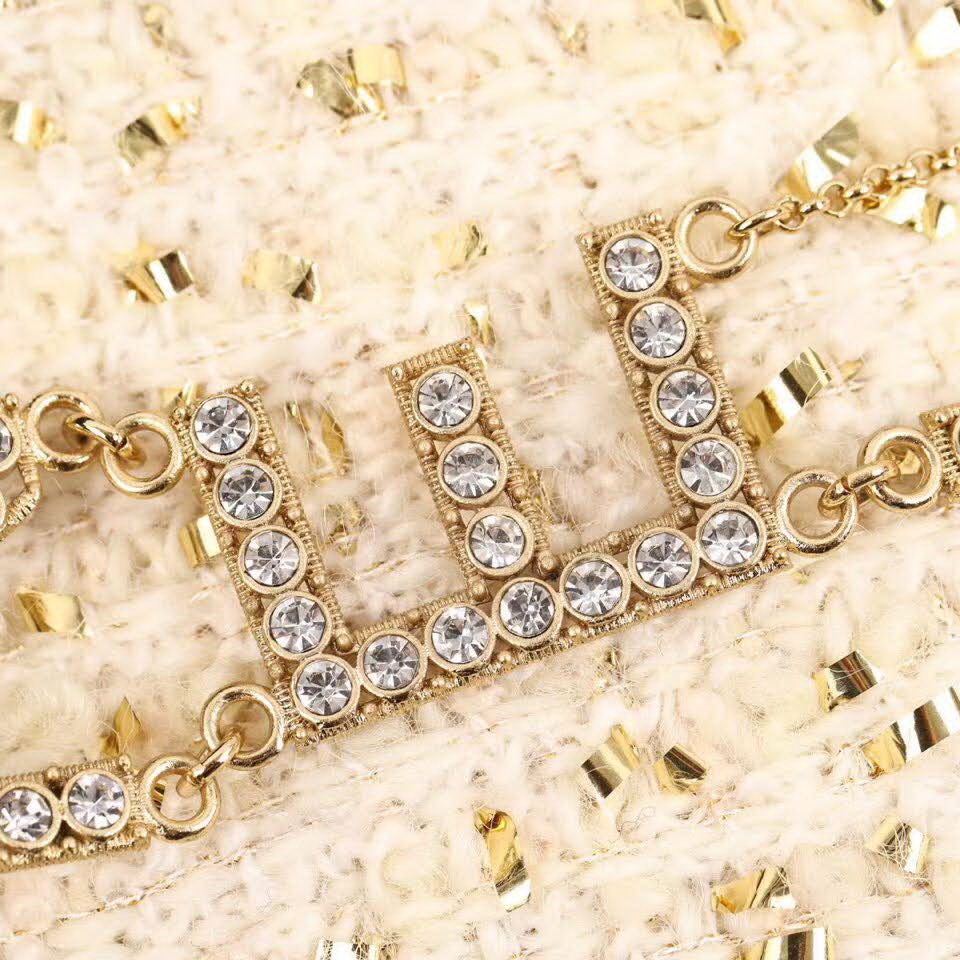 20秋季最新专柜款-Chanel热度不减的满钻字母耳环！上耳实在是太太太好看了，整个秀场属它最最最吸精了，实物到手你们感受一下施华洛Bling Bling的完美程度