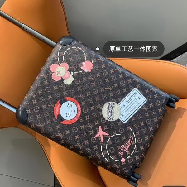 路易威登/LV Horizon 50拉杆箱,以个性创意革传奇经典,为标志性Monogram帆布点缀旅行贴饰,皮革边角保护和超大外置拉杆丰富智慧细节,打造优雅且实用的旅行伴侣