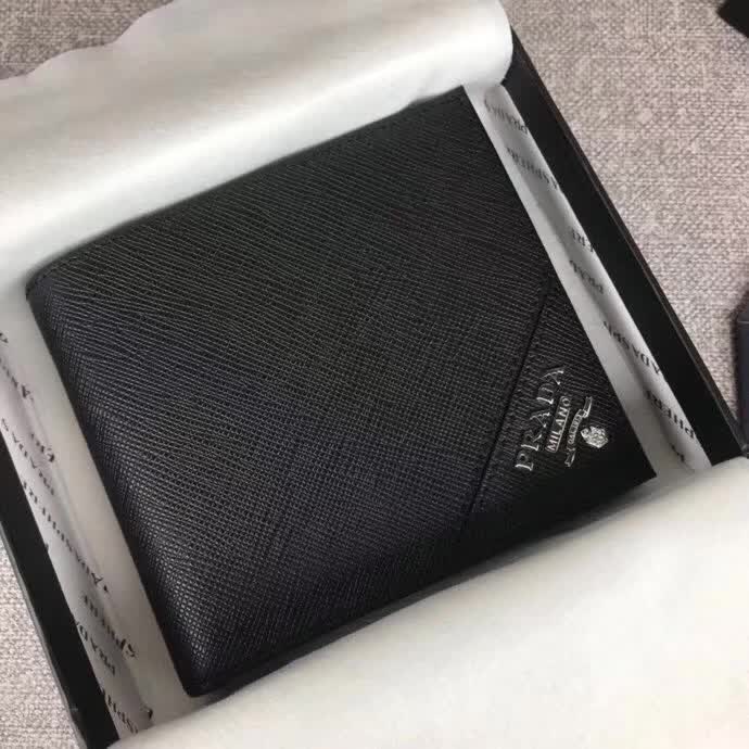 【原版皮】普拉达/Prada 短款钱夹,选用十字纹小牛皮裁制而成,边角点缀散字唛徽标,经典之作,简单时尚,款号:2M0738