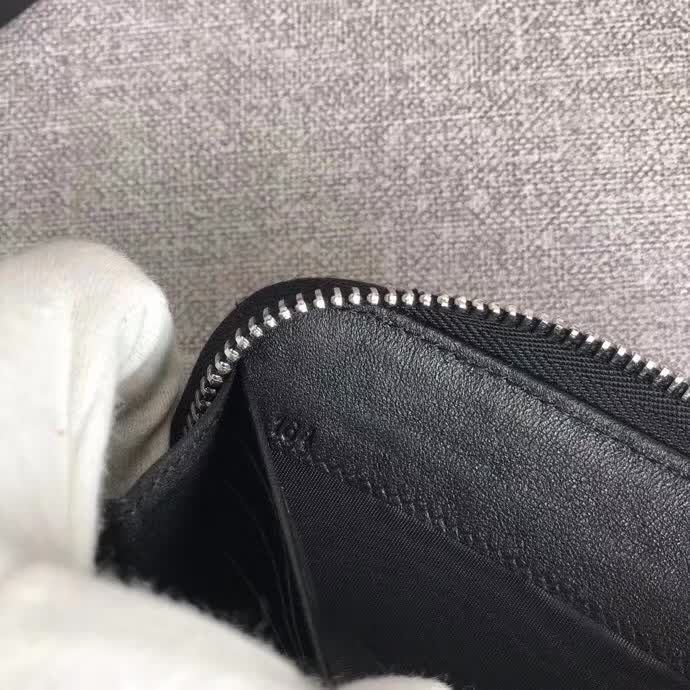 【原版皮】普拉达/Prada 拉链钱夹,选用纳帕牛皮裁制而成,点缀散字唛徽标,精湛走线均匀整齐,款号:1ML506