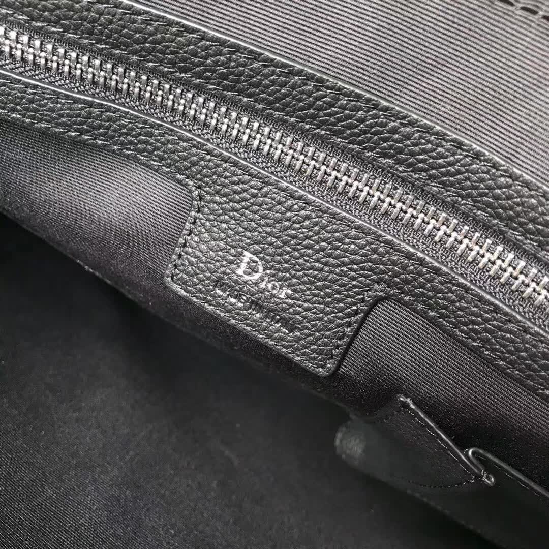【原版皮】迪奥/Dior 男士公文包,选用粒面纹小牛皮裁制而成,采用传统工艺,是现代男士携带各类日常数据与文件的尚佳选择