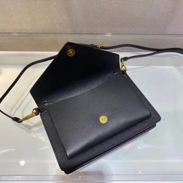 【原版皮】普拉达/Prada 肩背包,诠释精致的极简主义设计格调,一枚金属徽标点缀其上,昭示品牌身份,可拆卸可调式皮革肩带,又可当手包,内配可拆卸镜子,款号: 1BP020