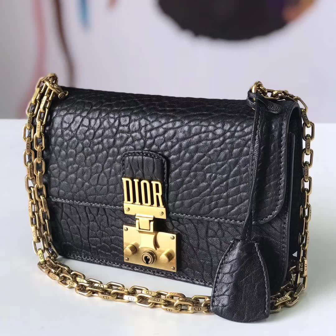 【原版皮】迪奥/Dior 链条包,选用大象纹小牛皮裁制而成,饰以精致又摩登复古品牌标识锁扣,很有年代感,搭配链条肩带,真是perfect,款号:M5816