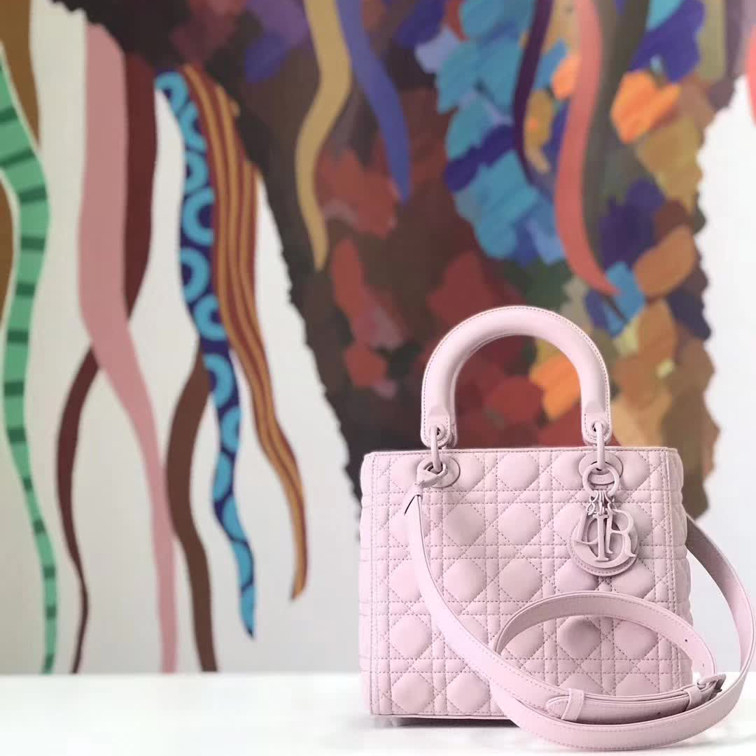 【原版皮】迪奥/Dior 戴妃包,磨砂系列,选用小牛皮绗缝藤格纹,饰有 Ultra matte 饰面金属配饰