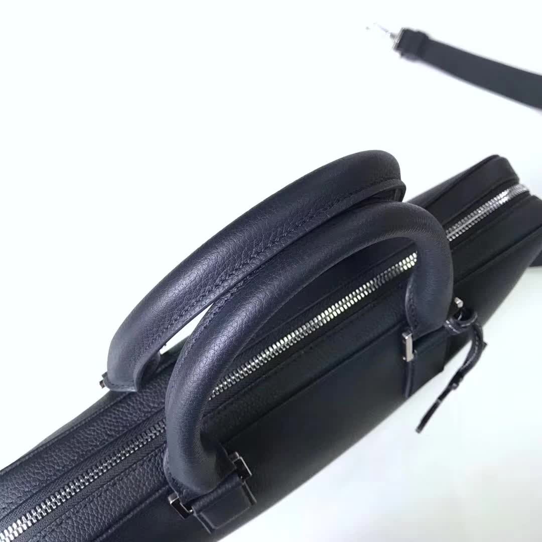 【原版皮】迪奥/Dior 男士公文包,选用粒面纹小牛皮裁制而成,采用传统工艺,是现代男士携带各类日常数据与文件的尚佳选择