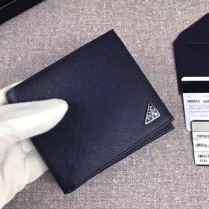【原版皮】普拉达/Prada 短款钱夹,选用十字纹小牛皮裁制而成,边角点缀三角唛,经典之作,简单时尚,款号:2M0513