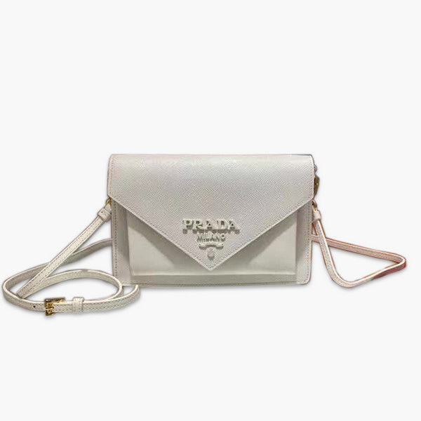 【原版皮】普拉达/Prada 肩背包,诠释精致的极简主义设计格调,一枚金属徽标点缀其上,昭示品牌身份,可拆卸可调式皮革肩带,又可当手包,内配可拆卸镜子,款号: 1BP020