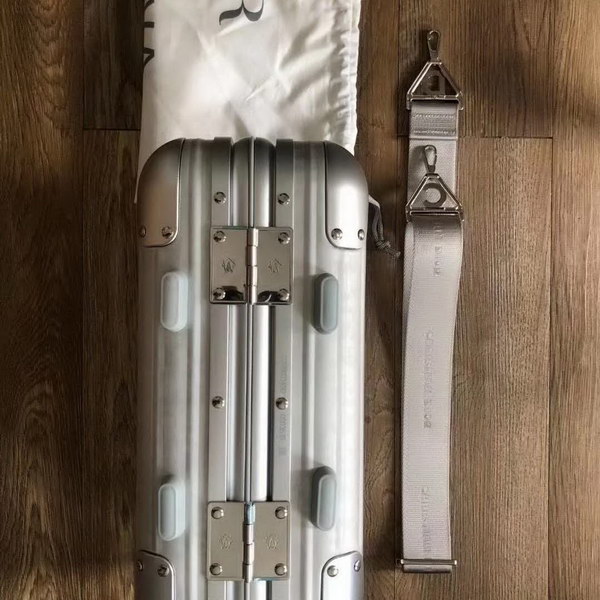 迪奥Dior X 日默瓦/RiMoWa 独家定制款化妆箱,汇集艺术,时尚与设计,领先时装周发售,体现精湛的手工匠艺和专业技术