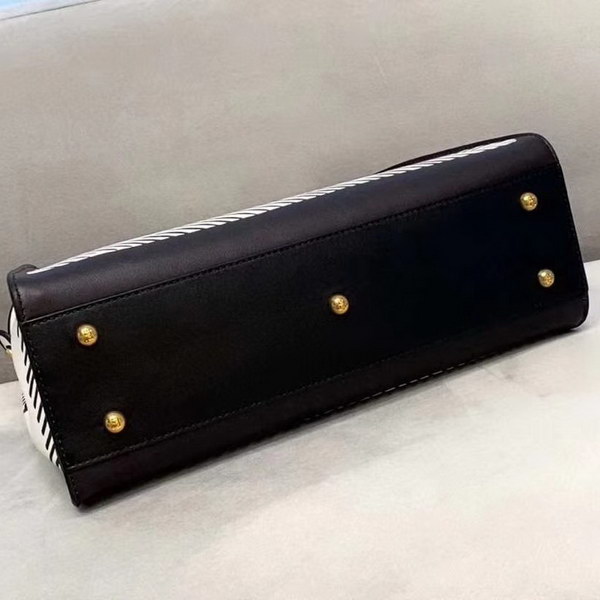 【原版皮】芬迪/Fendi 加州天空系列手Peekaboo手袋,白色皮革材质,以对比鲜明的黑色图形轮廓为特色,营造出二维效果,两侧则缀以经典的扭锁,内衬饰有黑色图形轮廓,构成FF图案,挂饰,字母肩带需另行购买,款号: 8306M