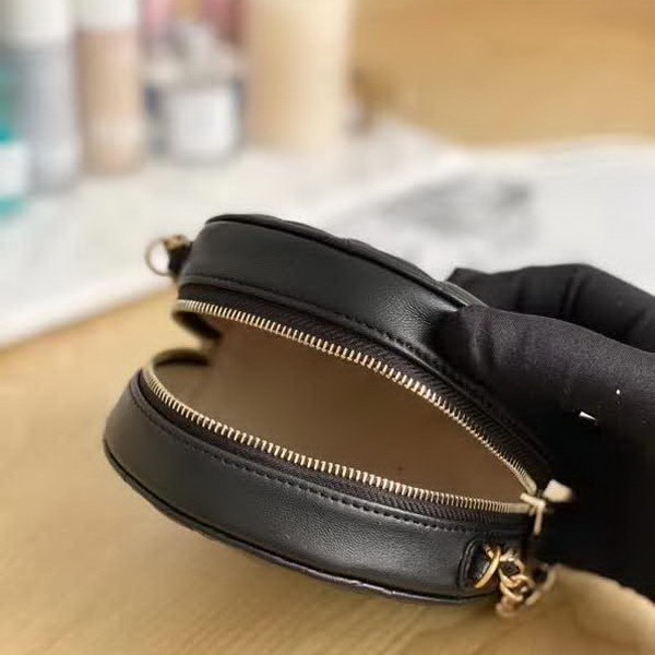 【原版皮】香奈儿/Chanel 金球系列小圆饼包,采用小羊皮精心裁制而成,柔软细腻搭配这季最火爆的链条,神奇的小金球能控制肩带长短,平时出门带的口红车钥匙纸巾都能放,款号:AS0366