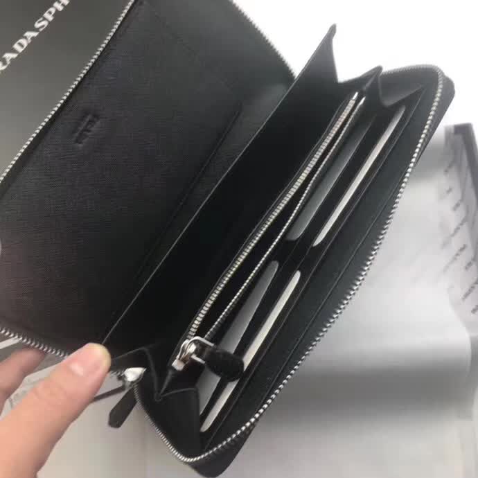 【原版皮】普拉达/Prada 拉链钱夹,选用十字纹小牛皮裁制而成,正面点缀三角唛徽标,经典之作,简单时尚,款号:1M1188