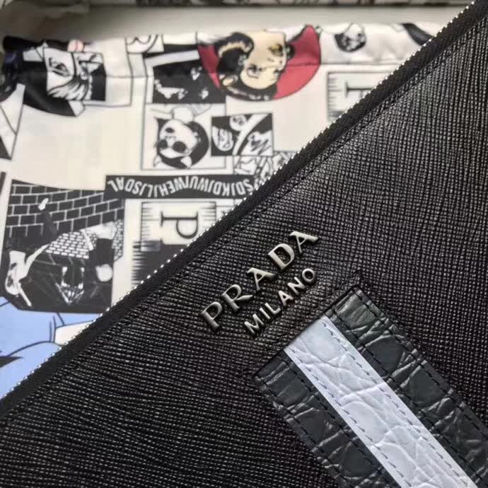 【原版皮】普拉达/Prada 男士手包,选用十字纹小牛皮镶嵌彩带鳄鱼纹裁制而成,经典之作,简单时尚,款号:2NG005