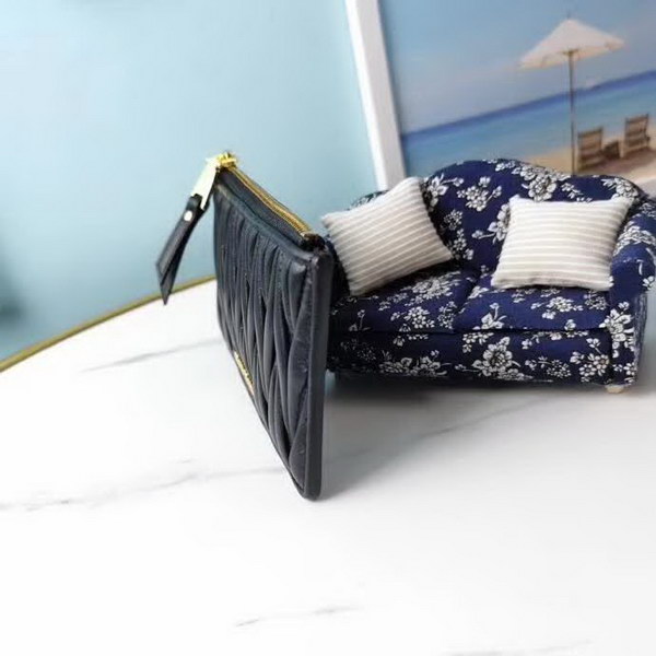 【原版皮】缪缪/Miu Miu 拉链钱夹,采用小羊皮材质精心裁制而成,Matelasse花纹图案,内里标识烫字,款号:5MB00