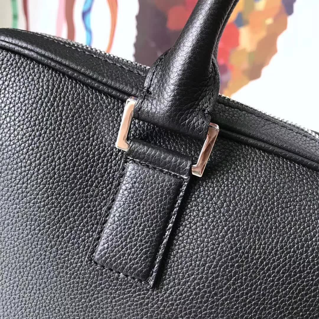 【原版皮】迪奥/Dior 男士公文包,选用粒面纹小牛皮裁制而成,采用传统工艺,是现代男士携带各类日常数据与文件的尚佳选择