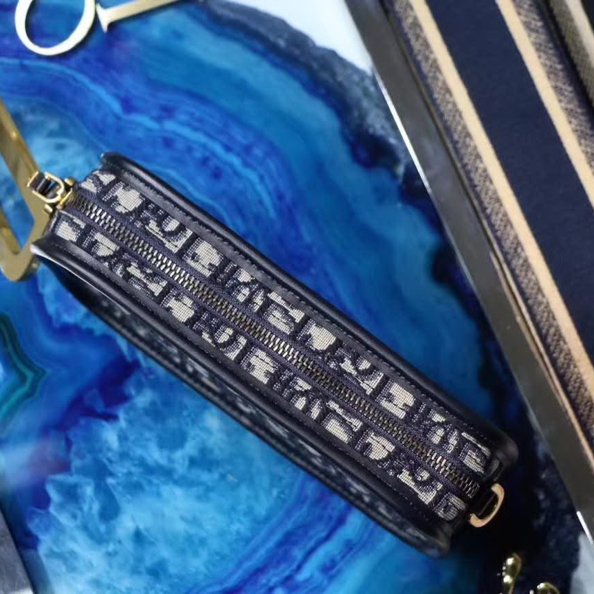 【原版皮】迪奥/Dior 相机包,选用Oblique提花帆布搭配同色系牛皮皮革裁制而成,大大的D字扣的手拎设计五金,随意又摩登,谁用谁时髦