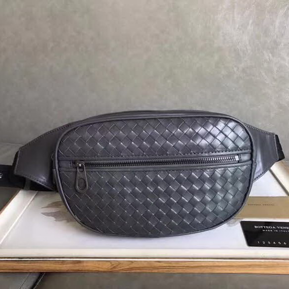 【原版皮】葆蝶家/Bottega Veneta 胸包,经典爆款,选用高光胎牛皮裁制而成,搭配哑锖色五金,所有材料都精挑细选