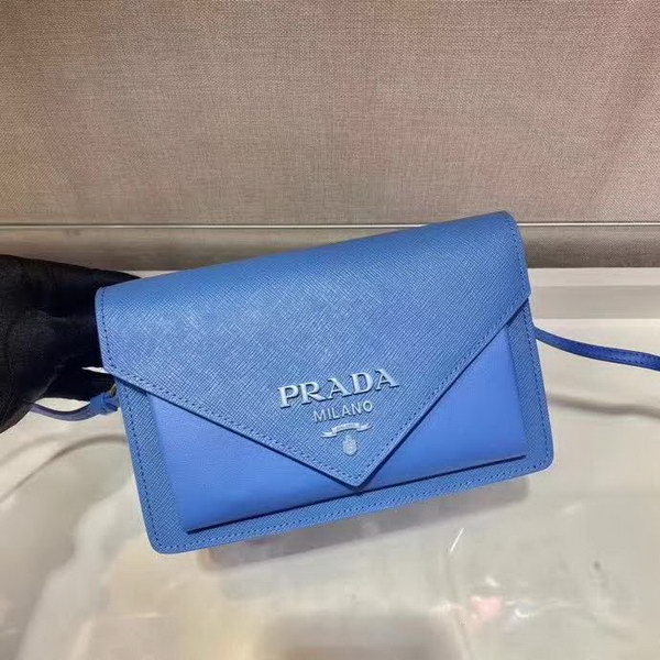 【原版皮】普拉达/Prada 肩背包,诠释精致的极简主义设计格调,一枚金属徽标点缀其上,昭示品牌身份,可拆卸可调式皮革肩带,又可当手包,内配可拆卸镜子,款号: 1BP020