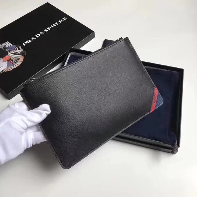 【原版皮】普拉达/Prada 男士手包,选用十字纹小牛皮裁制而成,边角点缀拼色皮革字唛徽标,款号:2NG005