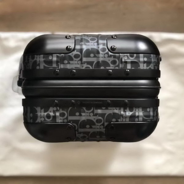 迪奥Dior X 日默瓦/RiMoWa 独家定制款化妆箱,汇集艺术,时尚与设计,领先时装周发售,体现精湛的手工匠艺和专业技术