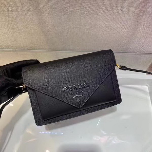 【原版皮】普拉达/Prada 肩背包,诠释精致的极简主义设计格调,一枚金属徽标点缀其上,昭示品牌身份,可拆卸可调式皮革肩带,又可当手包,内配可拆卸镜子,款号: 1BP020