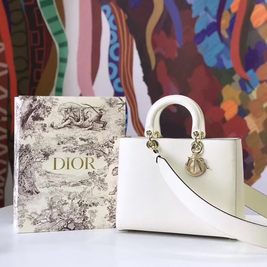【原版皮】迪奥/Dior 手提包,选用手掌纹小牛皮裁制而成,缀以品牌标识吊坠,搭配宽肩带更有特色,简约时尚